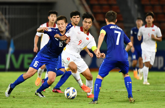 Việt Nam (áo trắng) thua Uzbekistan (áo xanh) 0-1 ở lượt cuối bảng D U17 châu Á 2023. Ảnh: AFC