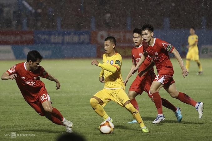 Viettel (áo đỏ) hoà 0-0 Khánh Hoà (áo vàng) ở vòng 11 V-League 2023. Ảnh: Phương Võ