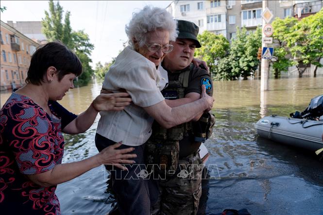 Sơ tán người dân khỏi các khu vực ngập lụt ở Kherson, Ukraine, sau sự cố vỡ đập thủy điện Kakhovka, ngày 7/6/2023