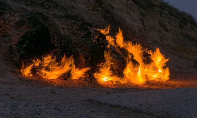 Ngọn lửa cháy rực hàng nghìn năm không tắt ở sườn núi trên bán đảo Absheron, Azerbaijan. Ảnh: Must see spots.