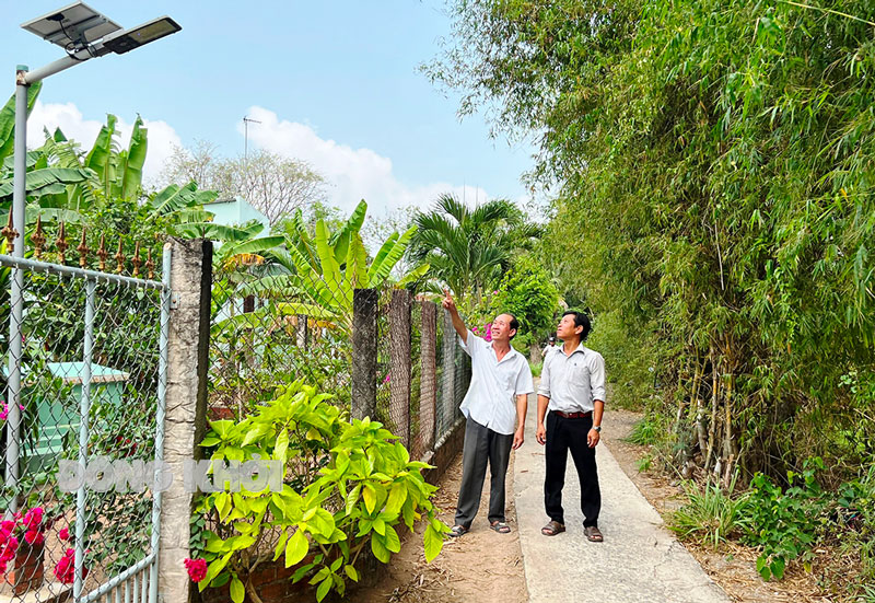 Gia đình ông Trà Văn Trung tích cực hiến đất, bóng đèn thắp sáng góp phần xây dựng nông thôn mới tại địa phương.