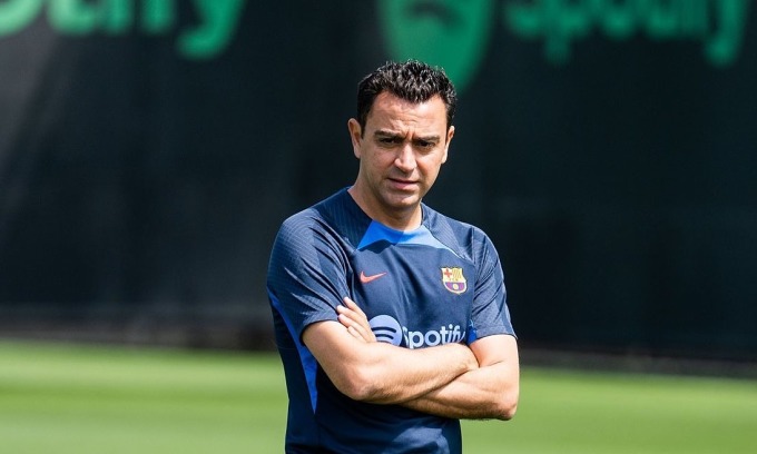 Xavi quan sát một buổi tập của Barca trên sân Joan Gamper. Ảnh: fcbarcelona.com