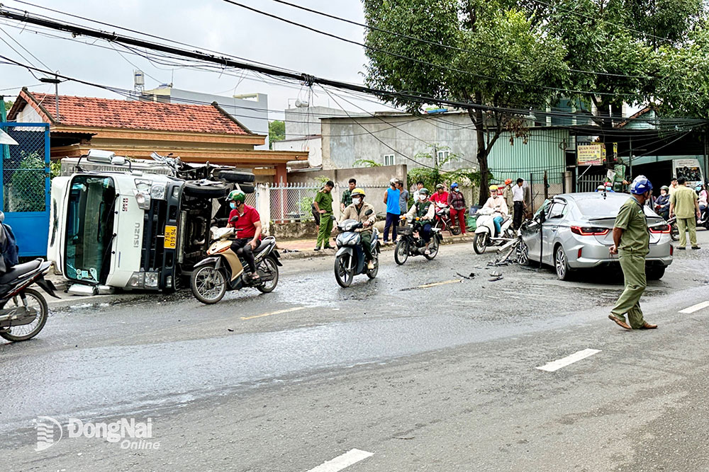 Hiện trường vụ va chạm giữa xe tải và xe ô tô 5 chỗ trên đường Bùi Hữu Nghĩa (TP.Biên Hòa). Ảnh: Đăng Tùng