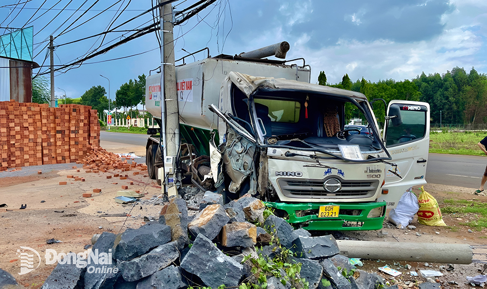 Xe tải “trôi” tự do tông móp 1 xe ô tô 5 chỗ và tiếp tục tông gãy đôi trụ điện ven đường. Ảnh: CTV