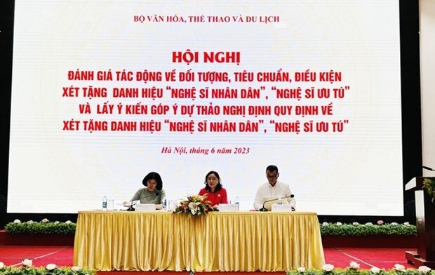 Hội nghị lấy ý kiến góp ý dự thảo Nghị định quy định về xét tặng danh hiệu Nghệ sỹ nhân dân, Nghệ sỹ ưu tú khu vực phía Bắc. (Nguồn: Báo Tổ quốc)