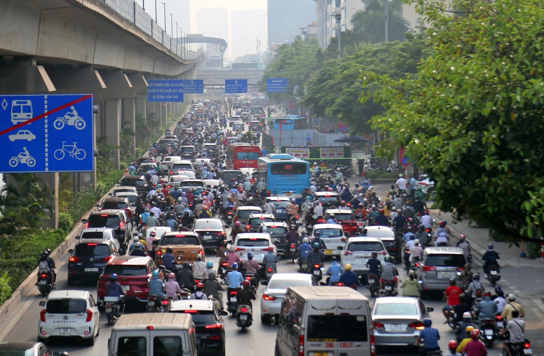 Xuất hiện “lô cốt”, đường Nguyễn Trãi ùn ứ kéo dài giờ cao điểm - Ảnh 1.