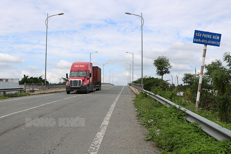 Xe container di chuyển trên tuyến ĐH.173 (nay là ĐT.883) đi qua địa bàn huyện Giồng Trôm