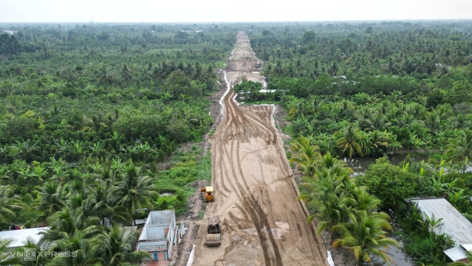 Cao tốc Cần Thơ - Cà Mau đang lót vải chờ cát đắp nền, giữa tháng 5. Ảnh: Cửu Long