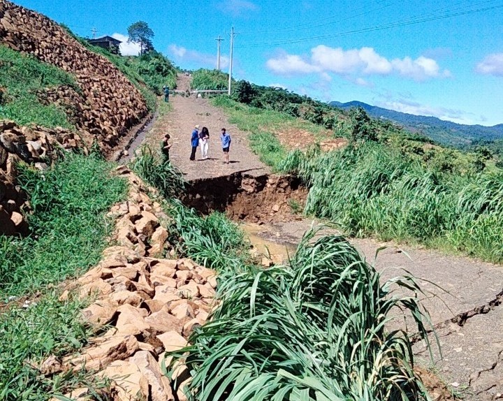 Lâm Đồng: Yêu cầu di dời dân khỏi vùng nguy hiểm sau 2 vụ sập ta luy - Ảnh 3.