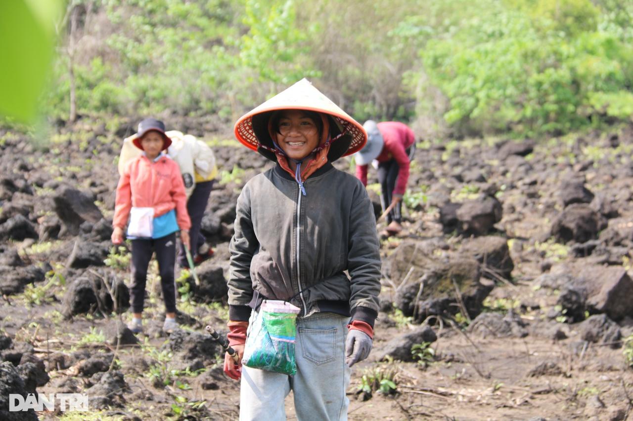 Vũ điệu tra hạt trên cánh đồng dung nham hàng nghìn năm tuổi - 23