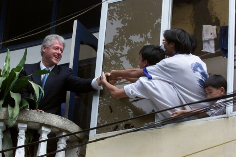 tong-thong-bill-clinton-bat-tay-nguoi-dan-qua-ban-cong-truong-dai-hoc-quoc-gia-ha-noi-2-1-2-1.jpg