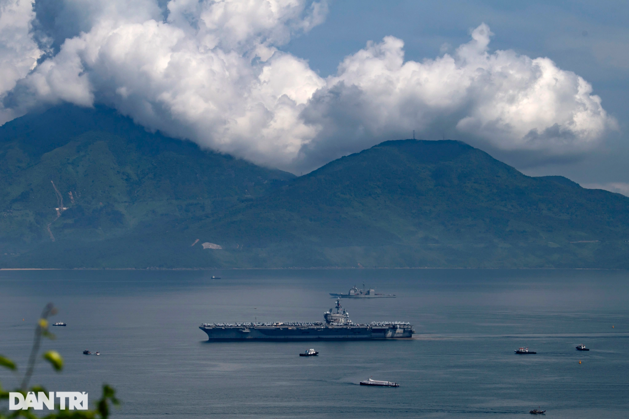 Cận cảnh tàu sân bay Mỹ USS Ronald Regan vào vịnh Đà Nẵng - 1