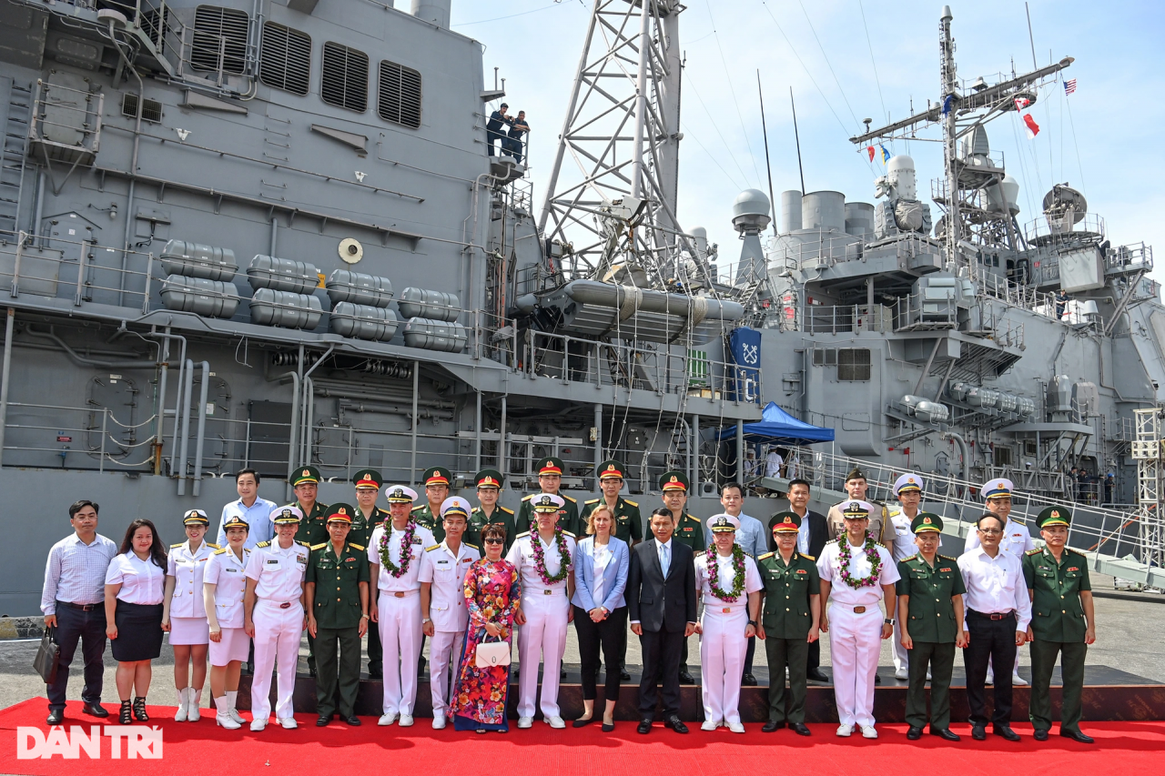 Cận cảnh tàu sân bay Mỹ USS Ronald Regan vào vịnh Đà Nẵng - 12