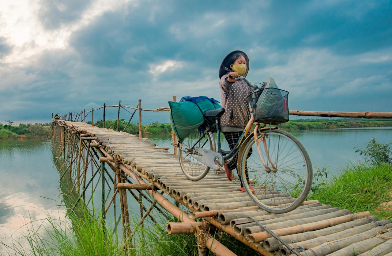 Cầu tre duy nhất còn lại ở Quảng Nam, khách nước ngoài thích thú chụp ảnh - 10