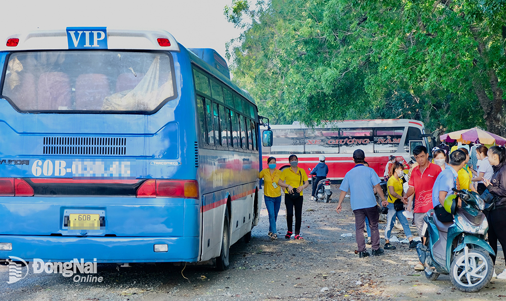 Nhiều công nhân ở các khu công nghiệp tại Đồng Nai đi làm hàng ngày bằng xe đưa rước