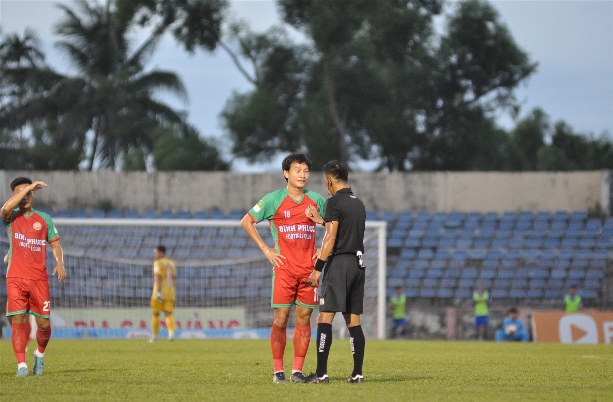 Trọng tài không ít lần nhắc nhở cầu thủ Bình Phước cần thi đấu bình tĩnh. Ảnh: T.V