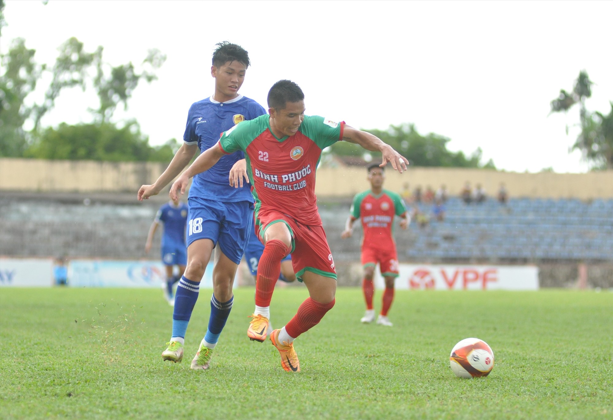 Văn Toàn (áo xanh) góp 1 bàn thắng trong chiến thắng 4-1 của đội nhà. Ảnh: T.V