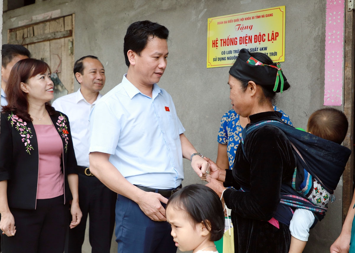 Bộ trưởng Bộ TN&MT Đặng Quốc Khánh cùng Đoàn ĐBQH tỉnh Hà Giang và đoàn công tác tặng quà, động viên gia đình bà Lương Thị Minh, thôn Bảo An, thị trấn Tam Sơn, huyện Quản Bạ.