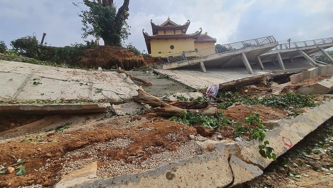 Bờ kè khu vực đền Mẫu bị sạt trượt. Ảnh: Anh Khôi