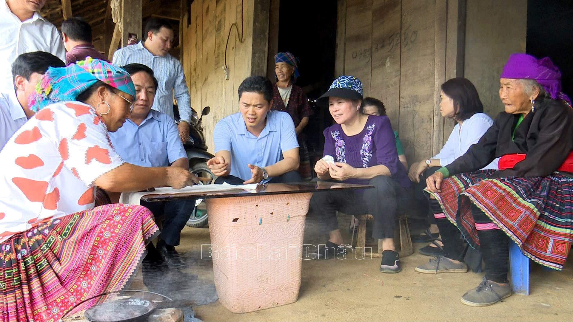 Bí thư Tỉnh ủy Giàng Páo Mỷ và Phó Bí thư Tỉnh ủy Vũ Mạnh Hà thăm, trải nghiệm nghệ thuật vẽ sáp ong trên vải của bà con dân tộc Mông bản Hồ Pên, xã Tả Lèng (Tam Đường).