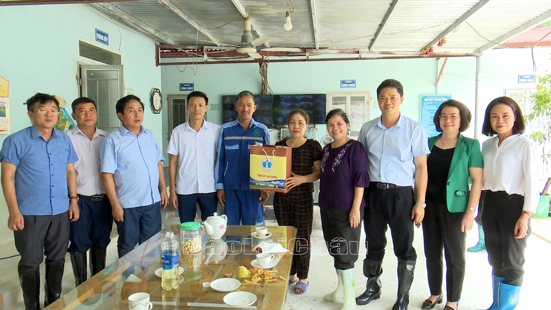 … Động viên tinh thần cán bộ quản lý, kỹ thuật trang trại nuôi lợn của Công ty TNHH Một thành viên Quang Tú – Lai Châu.