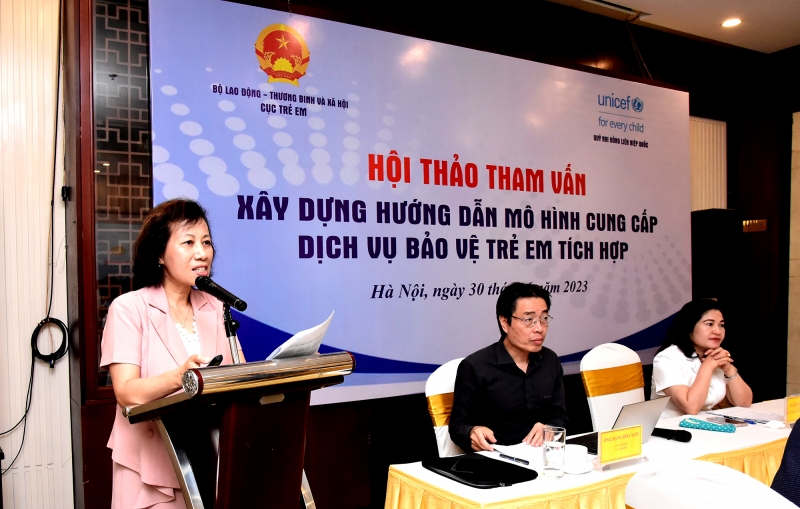 Bà Lê Hồng Loan Trưởng Chương trình BVTE (UNICEF) chia sẻ kinh nghiệm quốc tế về cung cấp dịch vụ bảo vệ trẻ em tích hợp