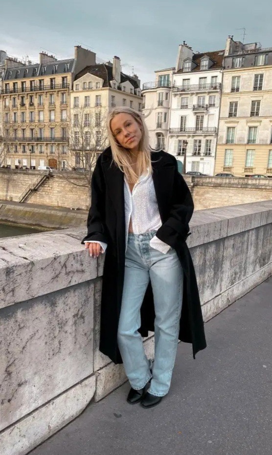 [CaptioAmanda Rollins thay đổi nhiều về phong cách ăn mặc khi đến Paris.