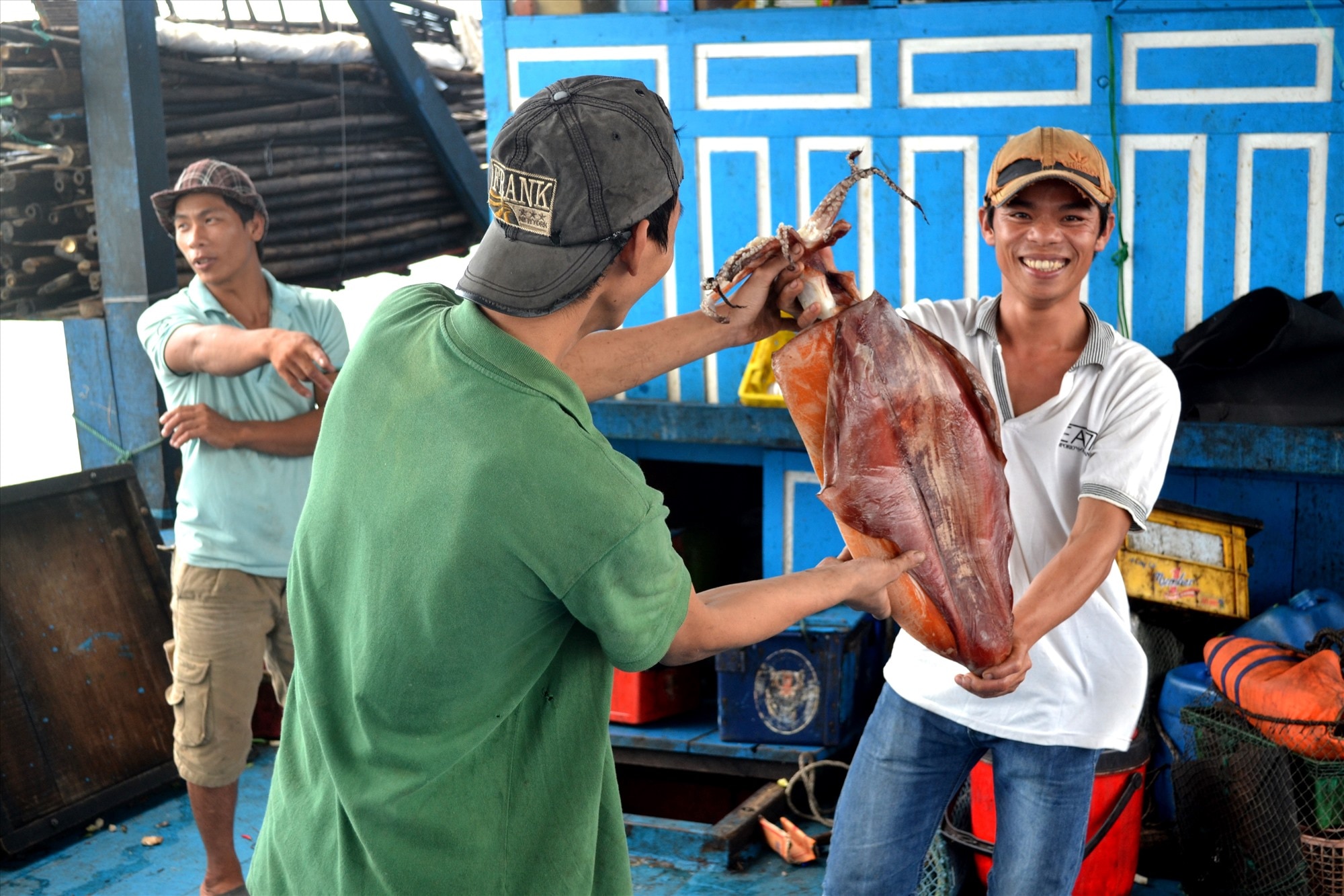 Ngư dân Thăng Bình tương trợ lẫn nhau để chuyến biển đạt sản lượng. Ảnh: NGUYỄN QUANG