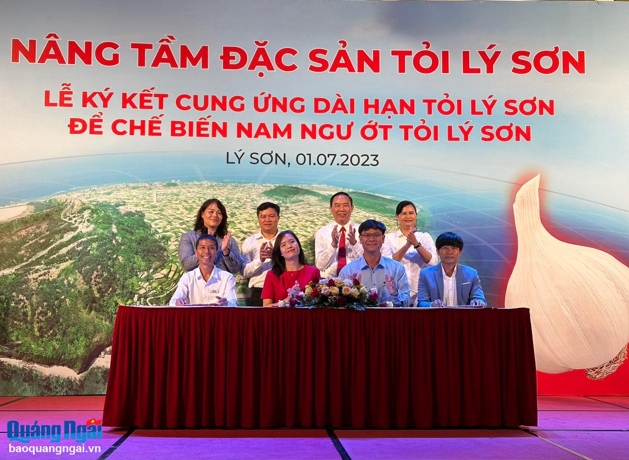 Lãnh đạo Công ty CP hàng tiêu dùng Masan, các đơn vị cung ứng và UBND huyện Lý Sơn ký kết cung  ứng dài hạn tỏi Lý Sơn