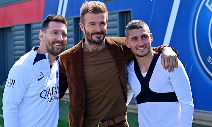 Beckham chụp cùng Messi và Marco Verratti trong một lần đến thăm đại bản doanh PSG. Ảnh: PSG