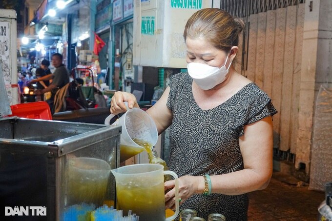 Ông chủ xe nước sâm lạ lùng chỉ lo... bán hết hàng - 4