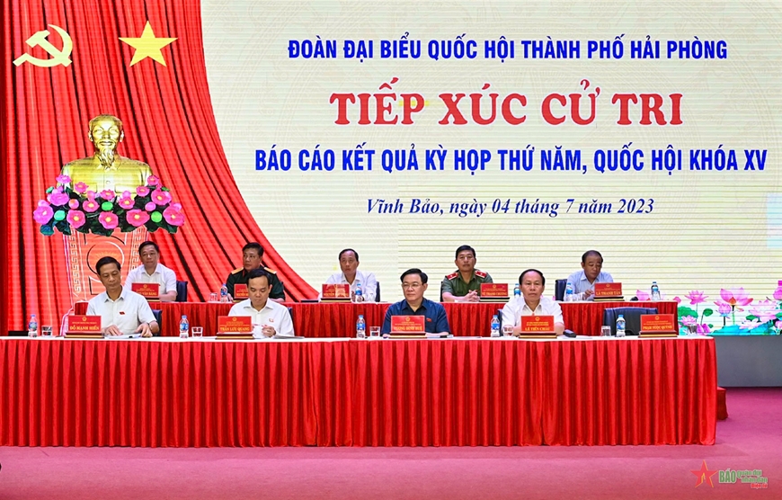  Đoàn đại biểu Quốc hội thành phố Hải Phòng tại cuộc tiếp xúc cử tri. Ảnh: DUY LINH