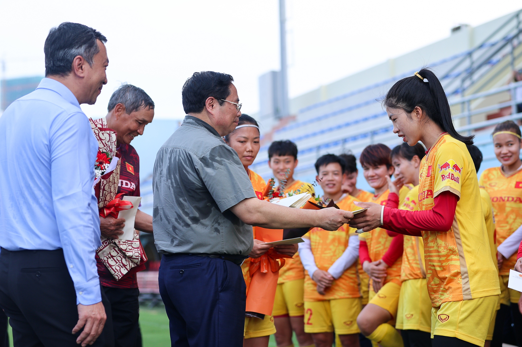 Thủ tướng: Tạo điều kiện tốt nhất cho các 'cô gái kim cương' tranh tài tại World Cup - Ảnh 9.