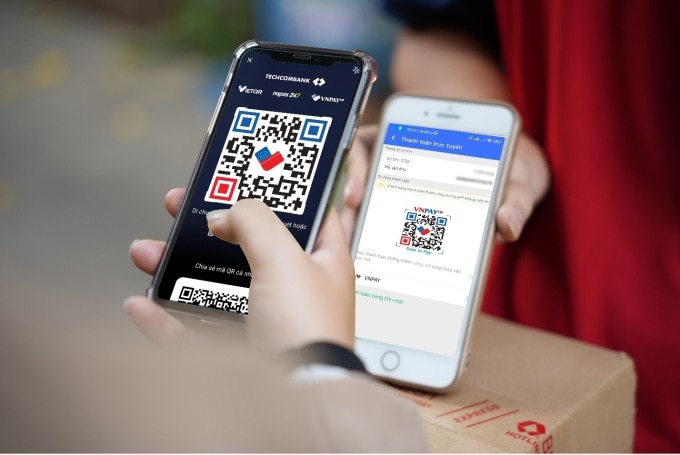 Khách hàng thanh toán cước giao hàng BEST Express bằng hình thức quét mã VNPAY-QR. Ảnh: BEST Express