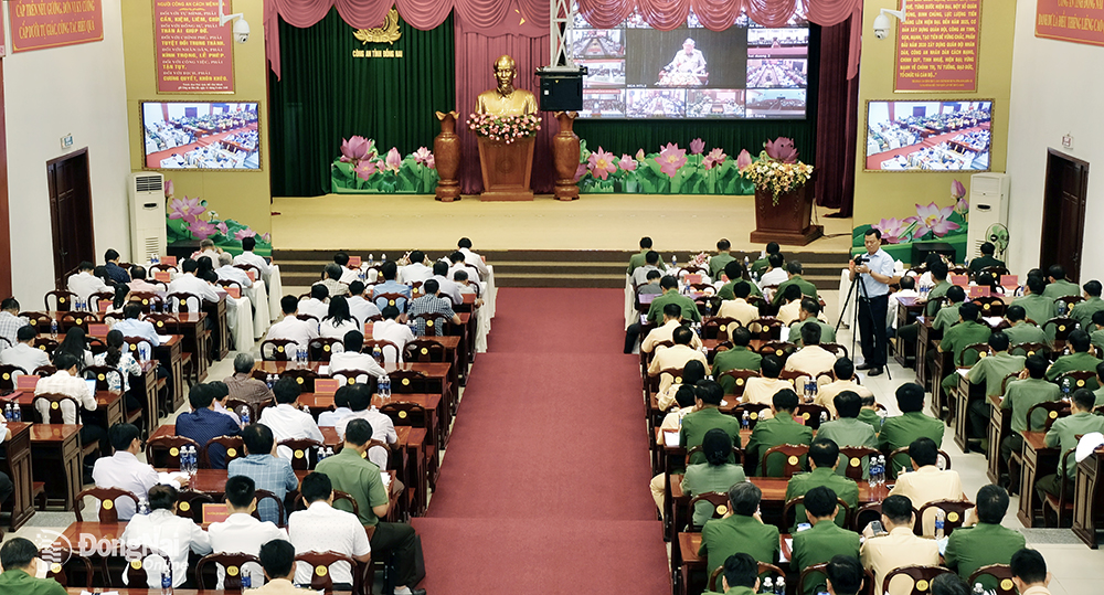 Lãnh đạo tỉnh cùng các sở, ngành, địa phương tham dự hội nghị tại điểm cầu Đồng Nai