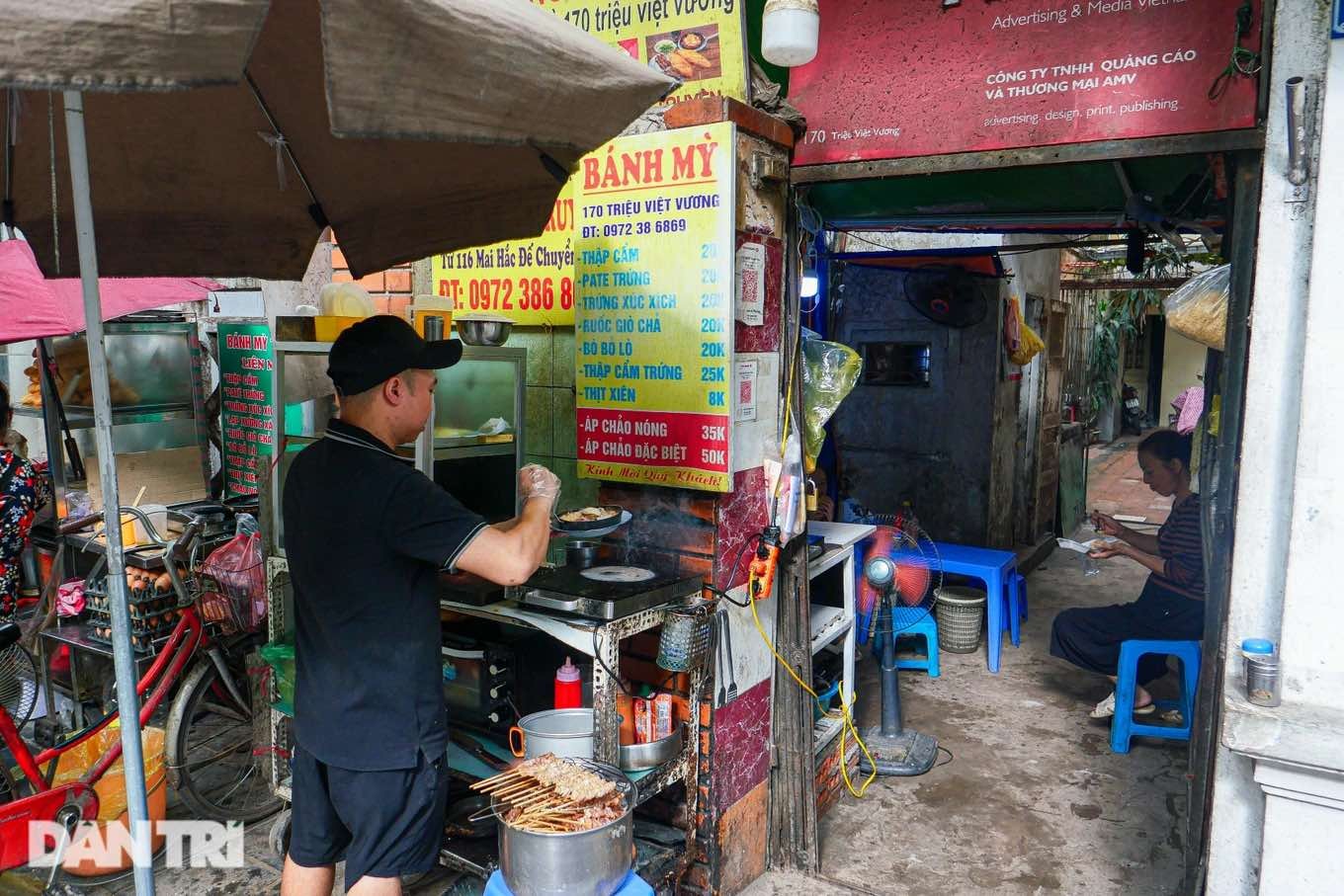 Quán bánh mì nhỏ nhưng phải có ba người làm mới kịp phục vụ khách.