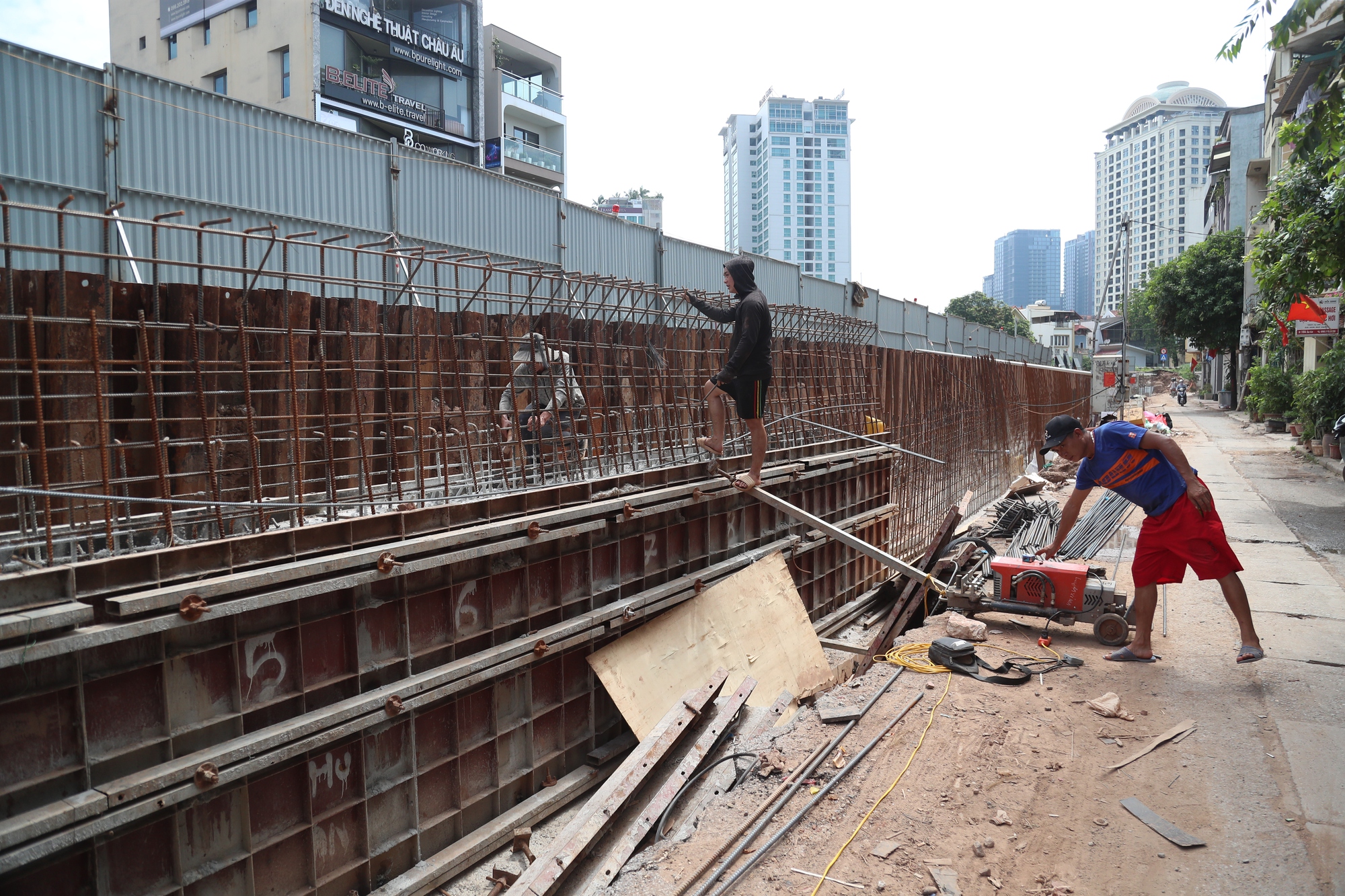 Cận cảnh đoạn đê hữu Hồng được Hà Nội yêu cầu đắp lại để phòng, chống lũ - Ảnh 3.