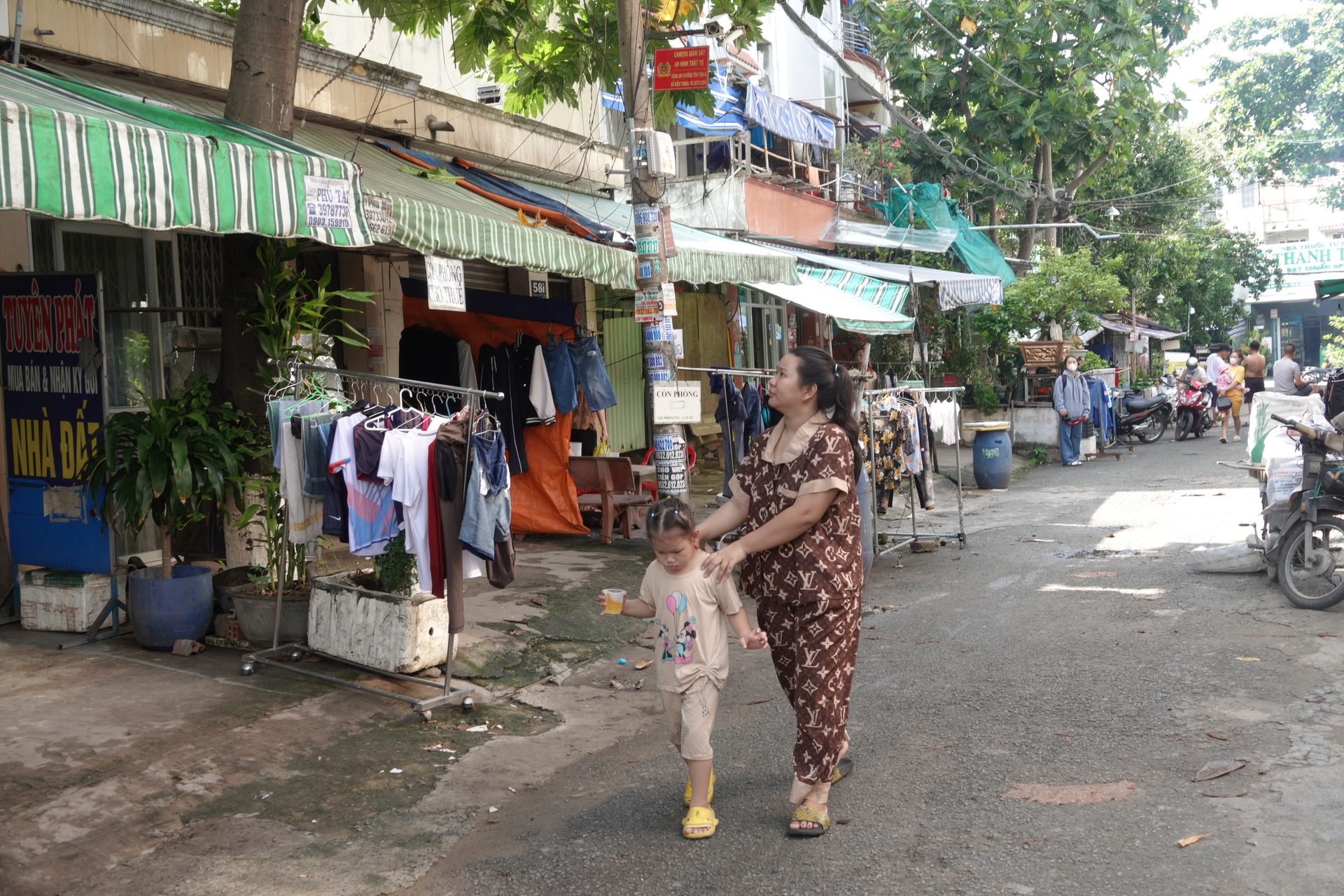 Công nhân bỏ phố về quê, chủ trọ khóc ròng, tiểu thương cũng sạt nghiệp - 10