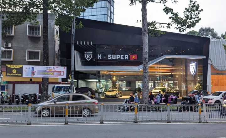 Showroom K-Supper vào chiều 9/7. (Ảnh: Hoàng Thọ)