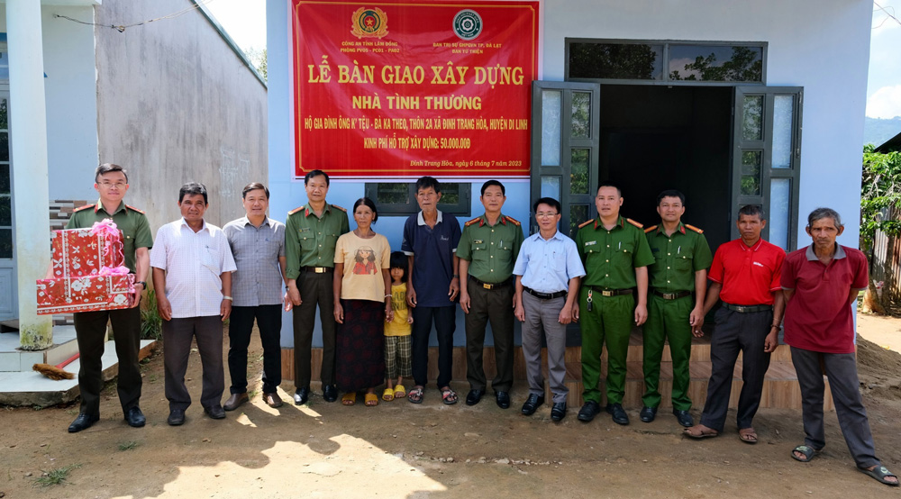 Trao tặng nhà tình thương cho gia đình ông K’Tệu - bà Ka Theo