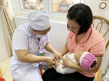 Chính phủ quyết định năm 2023, Bộ Y tế tiếp tục phụ trách mua vaccine tiêm chủng mở rộng cho tất cả các địa phương trên toàn quốc từ nguồn dự phòng ngân sách Trung ương (ảnh minh họa).