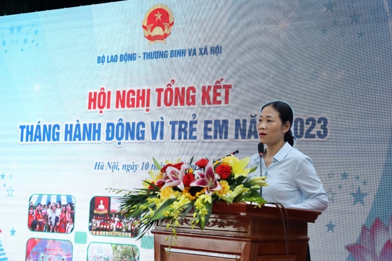 Bà Nguyễn Thị Tuấn Anh, Trưởng phòng Trẻ em và Bình đẳng giới, Sở LĐ-TB&XH TP. Hải Phòng báo cáo kết quả triển khai và kinh nghiệm huy động nguồn lực cho Tháng hành động vì trẻ em năm 2023.