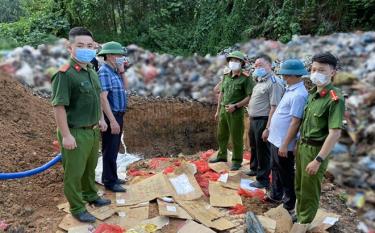 Lực lượng liên ngành tiến hành tiêu hủy sản phẩm pháo nổ, pháo hoa trong dịp cao điểm.