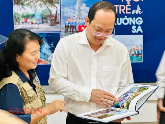 Phó Bí thư Thành ủy TPHCM Nguyễn Hồ Hải tham quan triển lãm “Tuổi trẻ với Trường Sa” ảnh 1