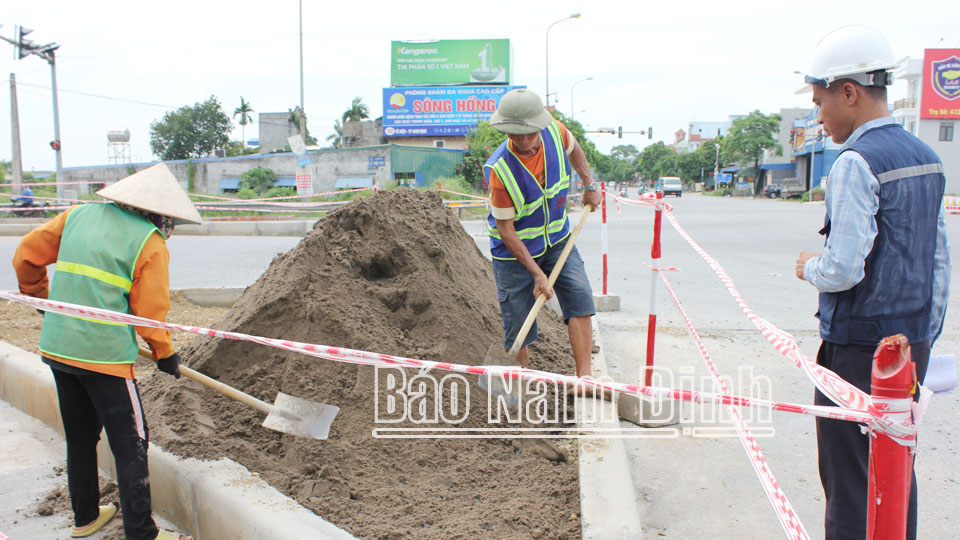 Thi công hạng mục công trình tổ chức lại giao thông nút giao ngã tư đường S2 là nút giao giữa 2 Quốc lộ 21, 21B góp phần đảm bảo trật tự ATGT.