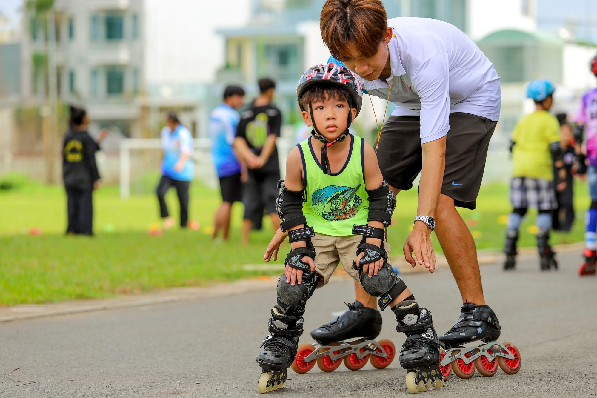 Mong con cao khoẻ: Bố mẹ chi tiền triệu cùng con học trượt patin - Ảnh 2.