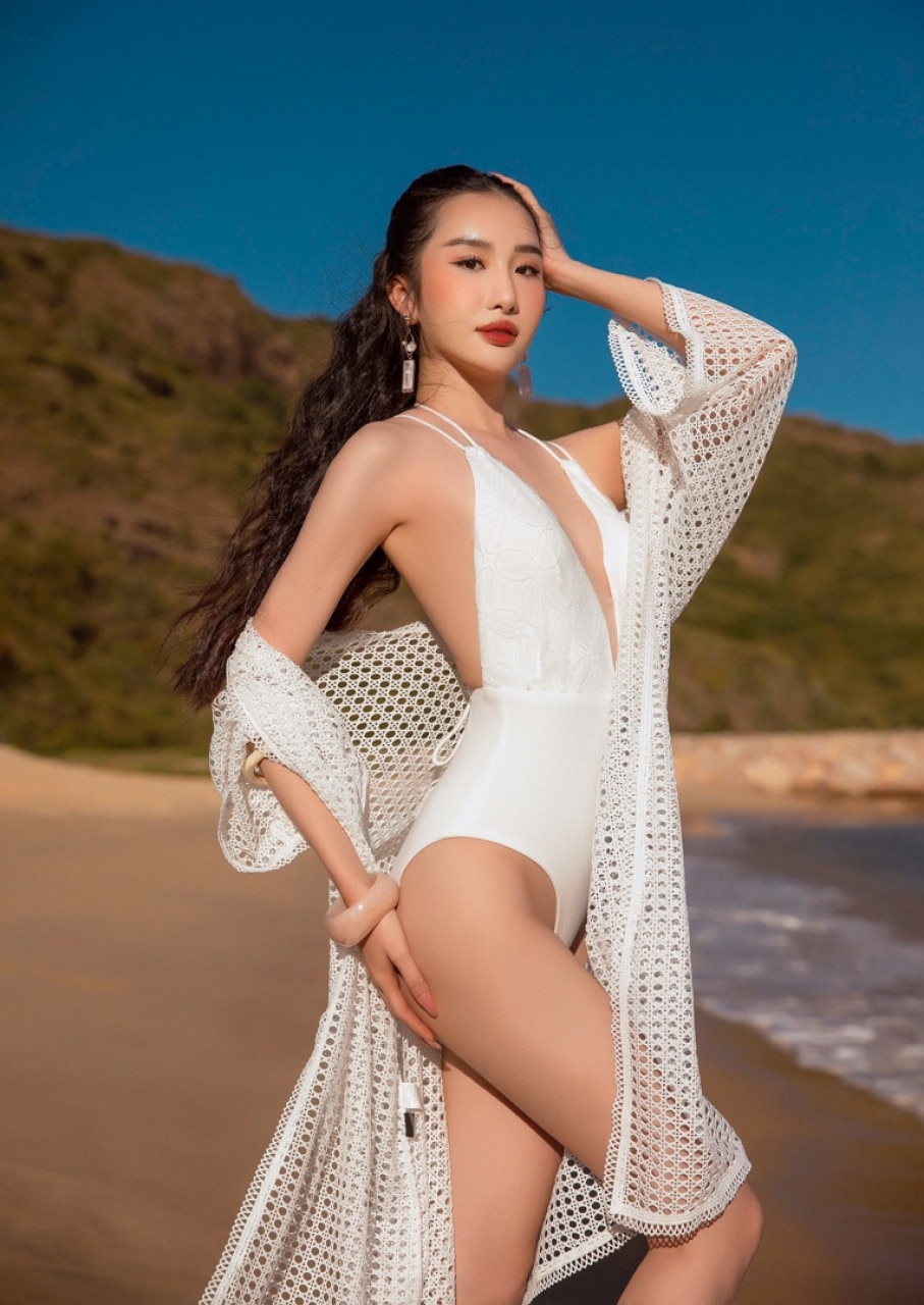 Thí sinh Miss World Vietnam khoe đường cong trước thềm chung kết 9