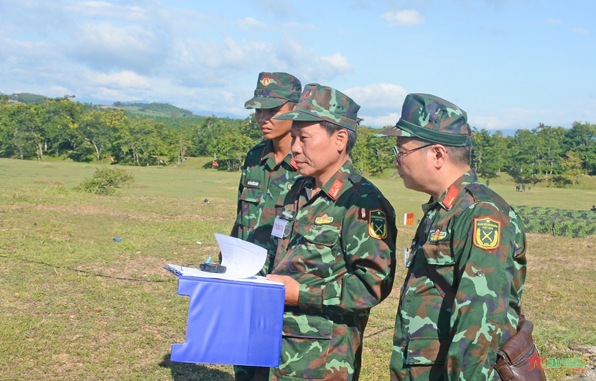  Tổ trọng tài chấm điểm.