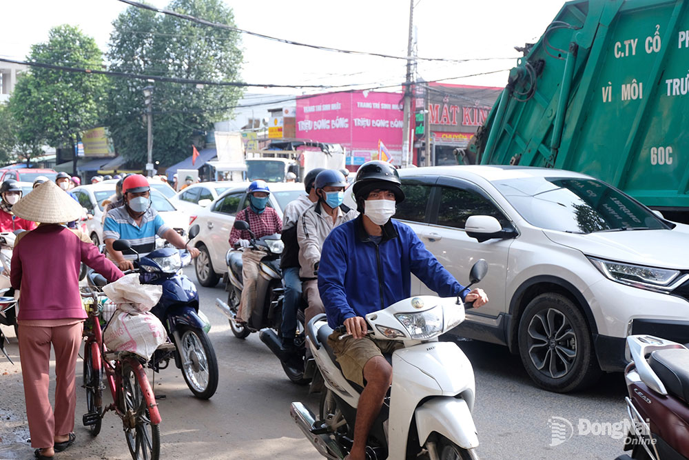 Tình trạng ùn ứ kéo dài từ ngã tư Tân Phong đến ngã ba Trảng Dài và đường Bùi Trọng Nghĩa  Ảnh: Đăng Tùng