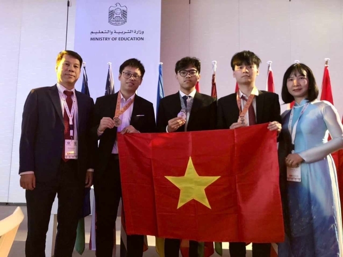 Vũ Thế Anh (thứ hai từ phải sang) cùng các thầy cô và thành viên đội tuyển Olympic Sinh học quốc tế 2023. Ảnh: MOET